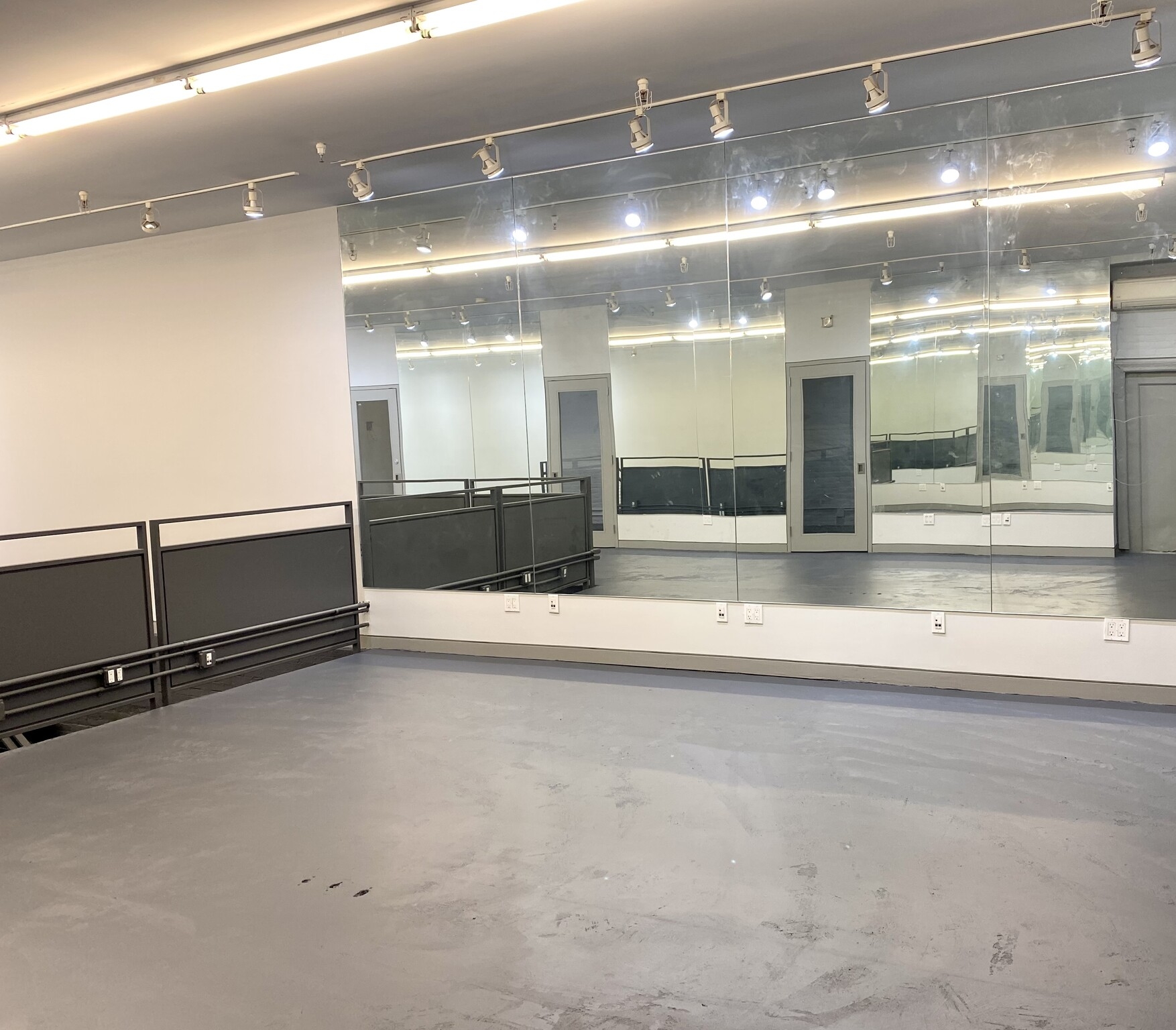 Laight St, Tribeca, Showroom or Fitness Space For Rent 3,050 SF