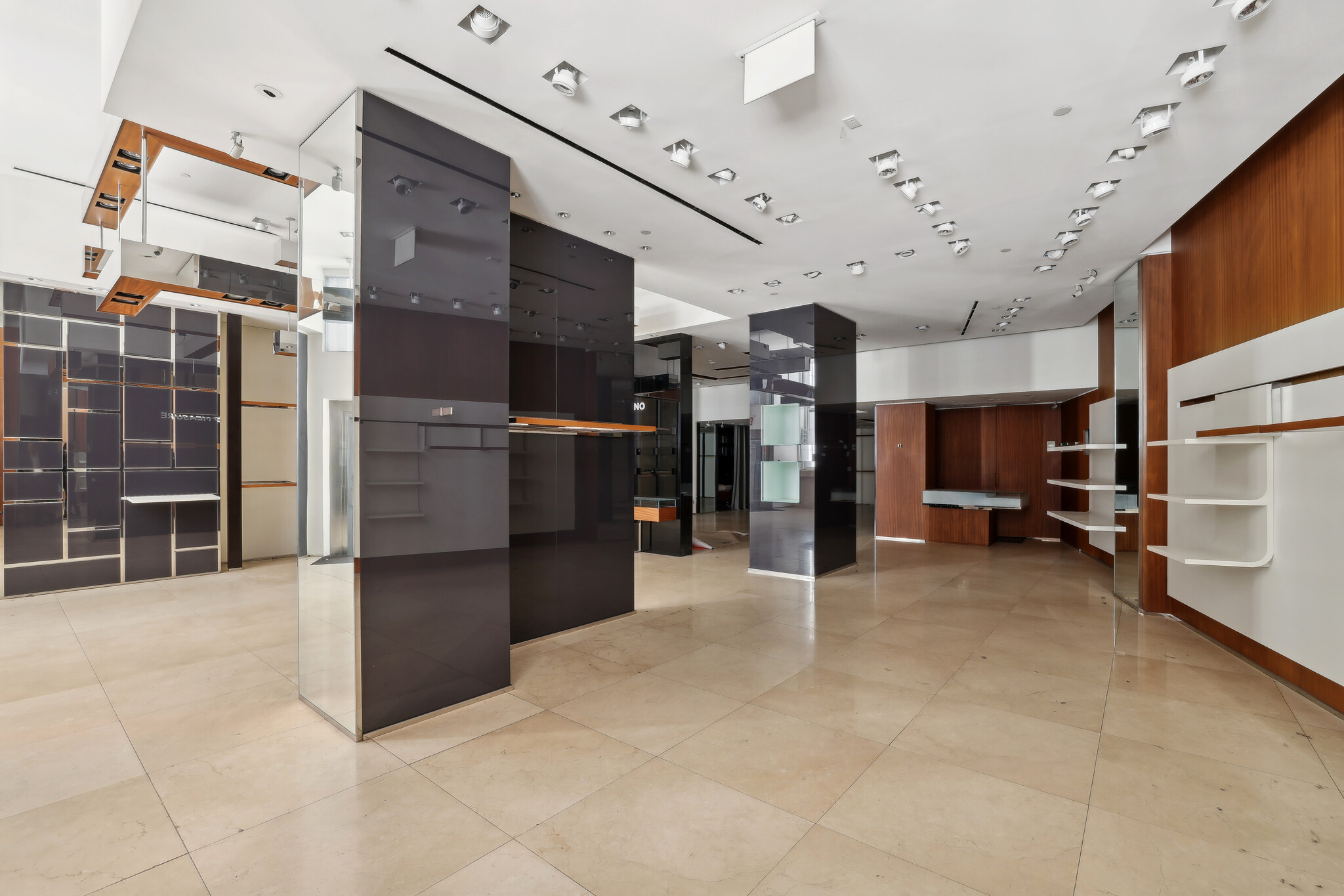 Financial District, Broad St, Retail Condo Space For Sale 3,800 SF