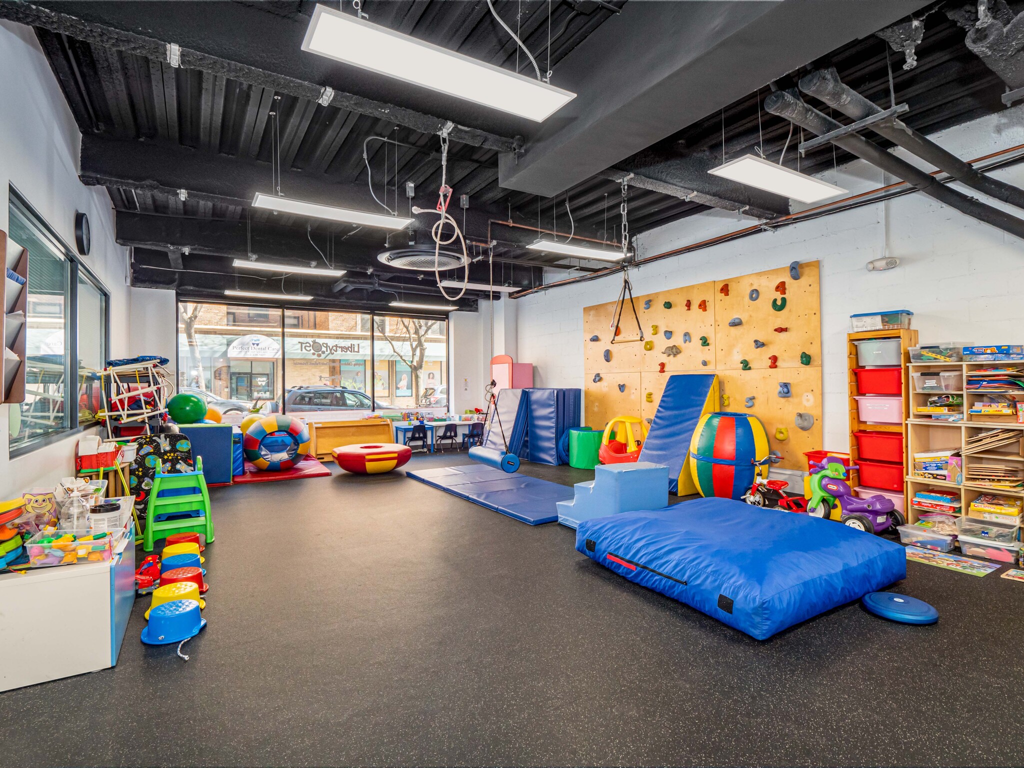 E 4th St, East Village, Fully Built-Out Retail Space For Rent 1,550 - 2,200 SF