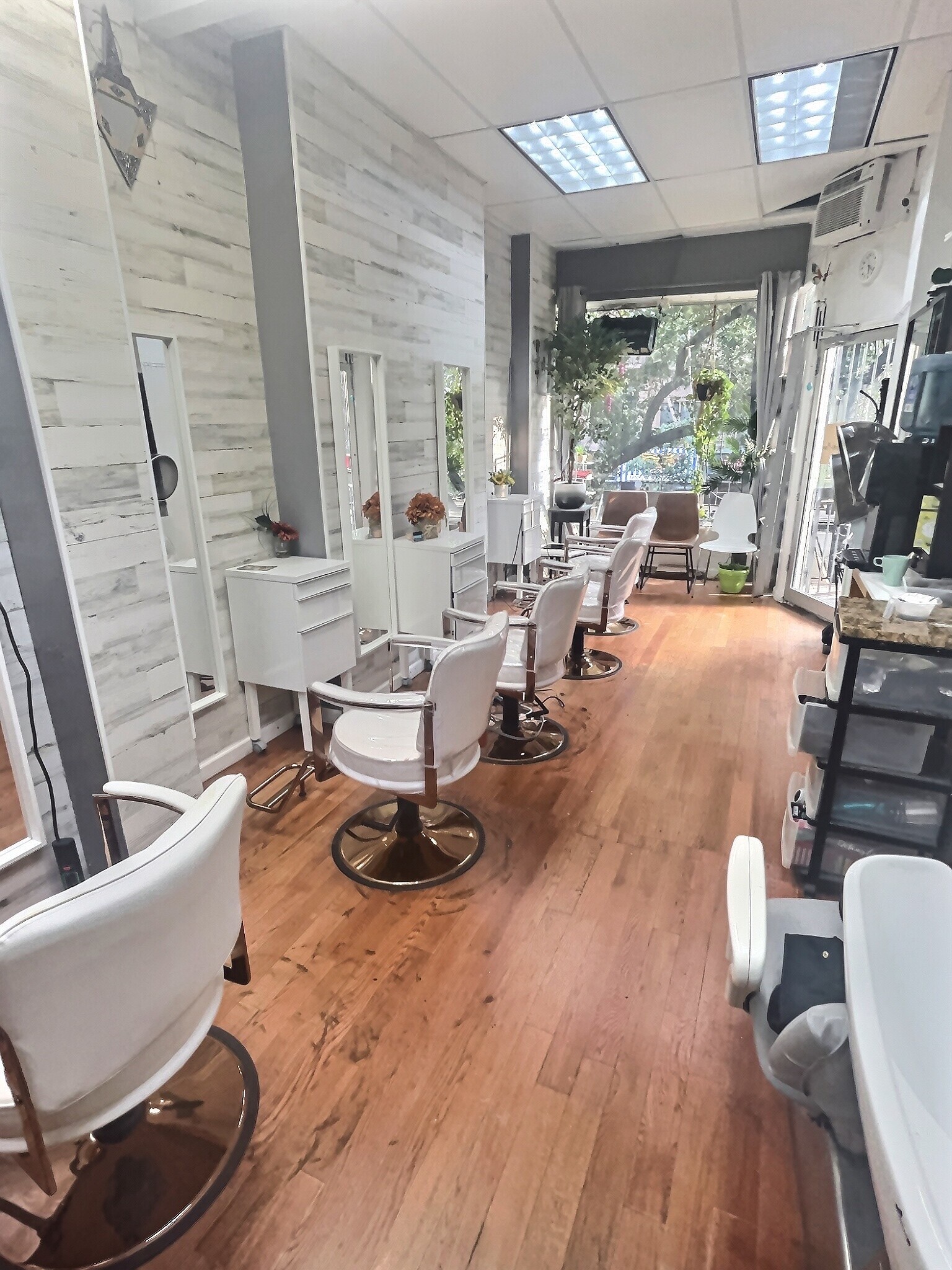 Saint Marks Pl, East Village, Fully Built-Out Retail/Salon Space For Lease 550 SF