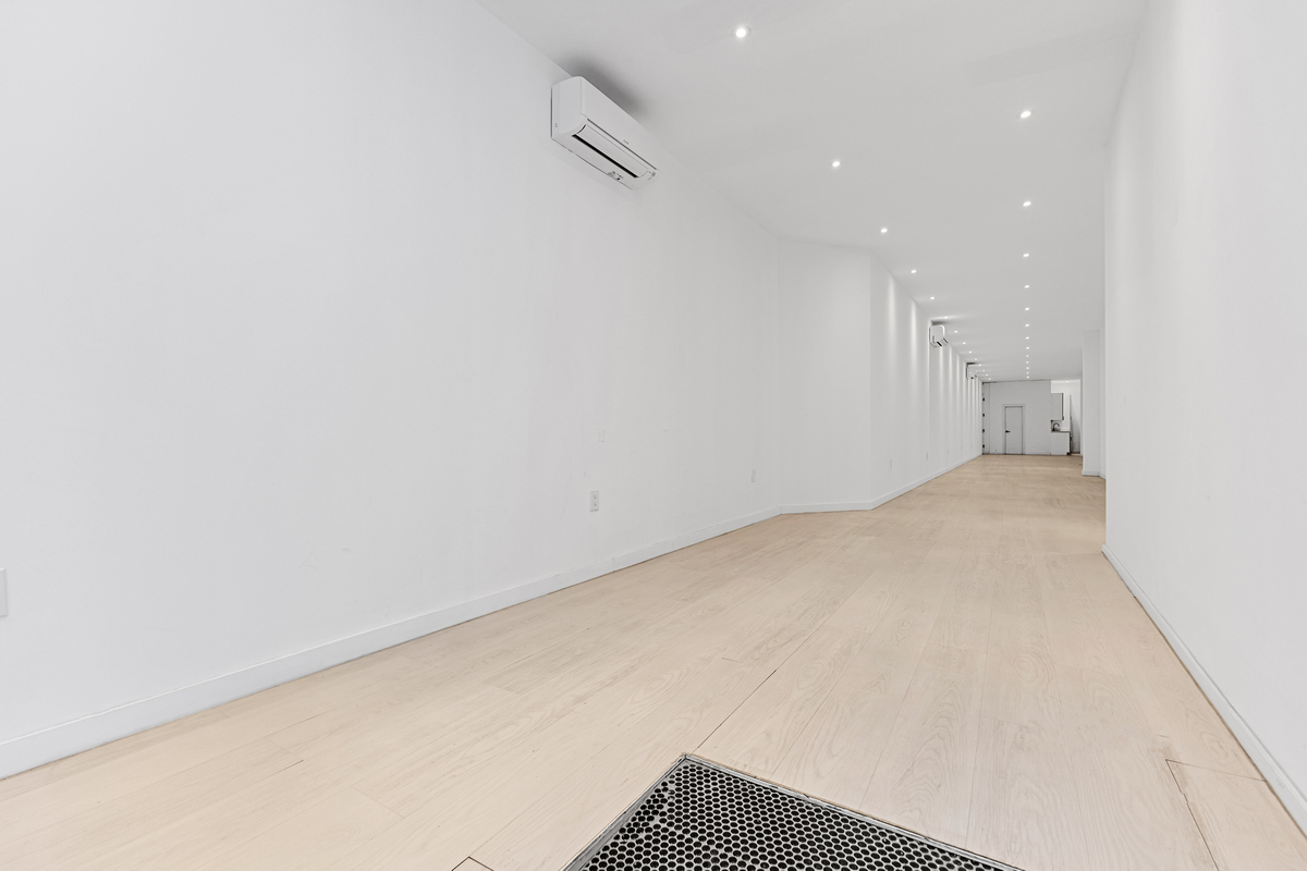 Chelsea, West 25th St, Fully Built-Out Retail Space For Lease 1,150 SF