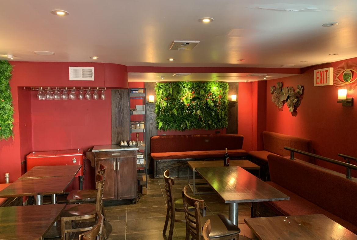 E 52nd St, Midtown East, Partial Built-Out Retail/Restaurant Space For Rent 850 SF
