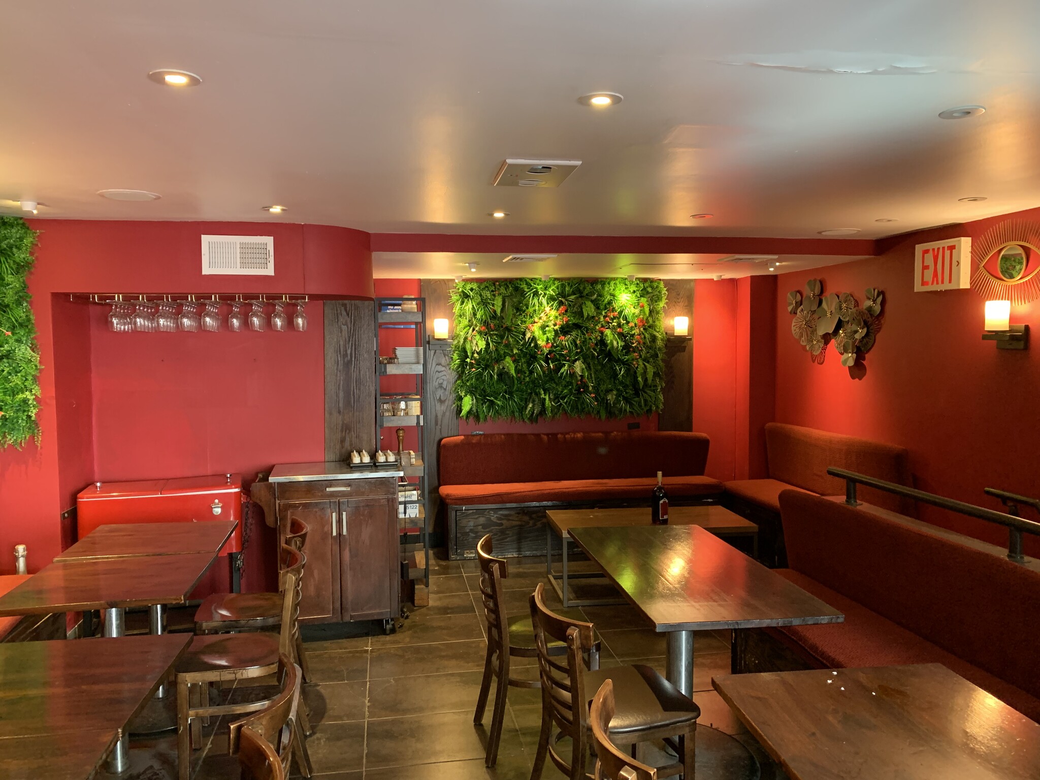 E 52nd St, Midtown East, Partial Built-Out Retail/Restaurant Space For Rent 850 SF
