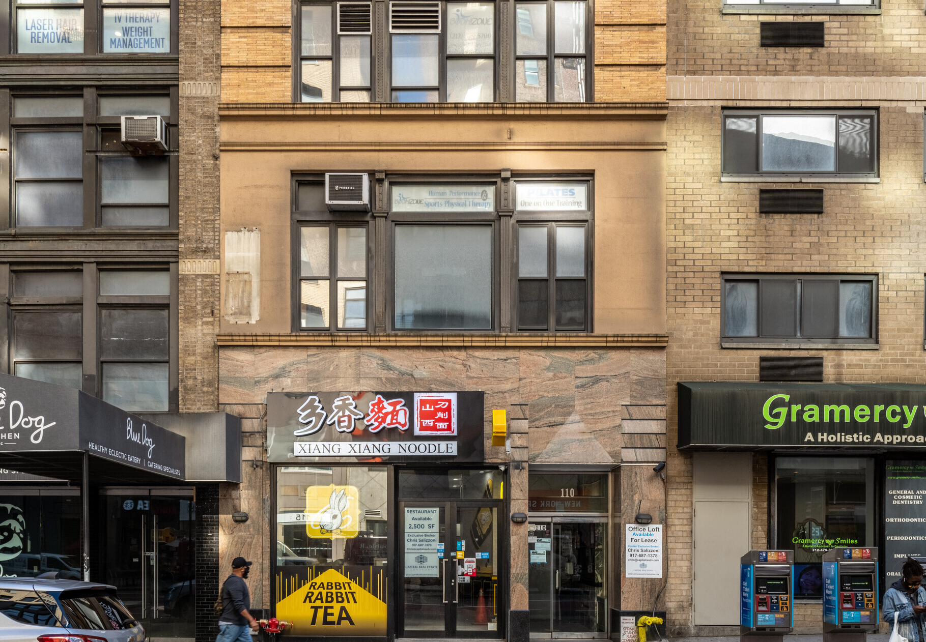 E 23rd St, Flatiron District, Partial Built-Out Retail Space For Rent 2,600 SF