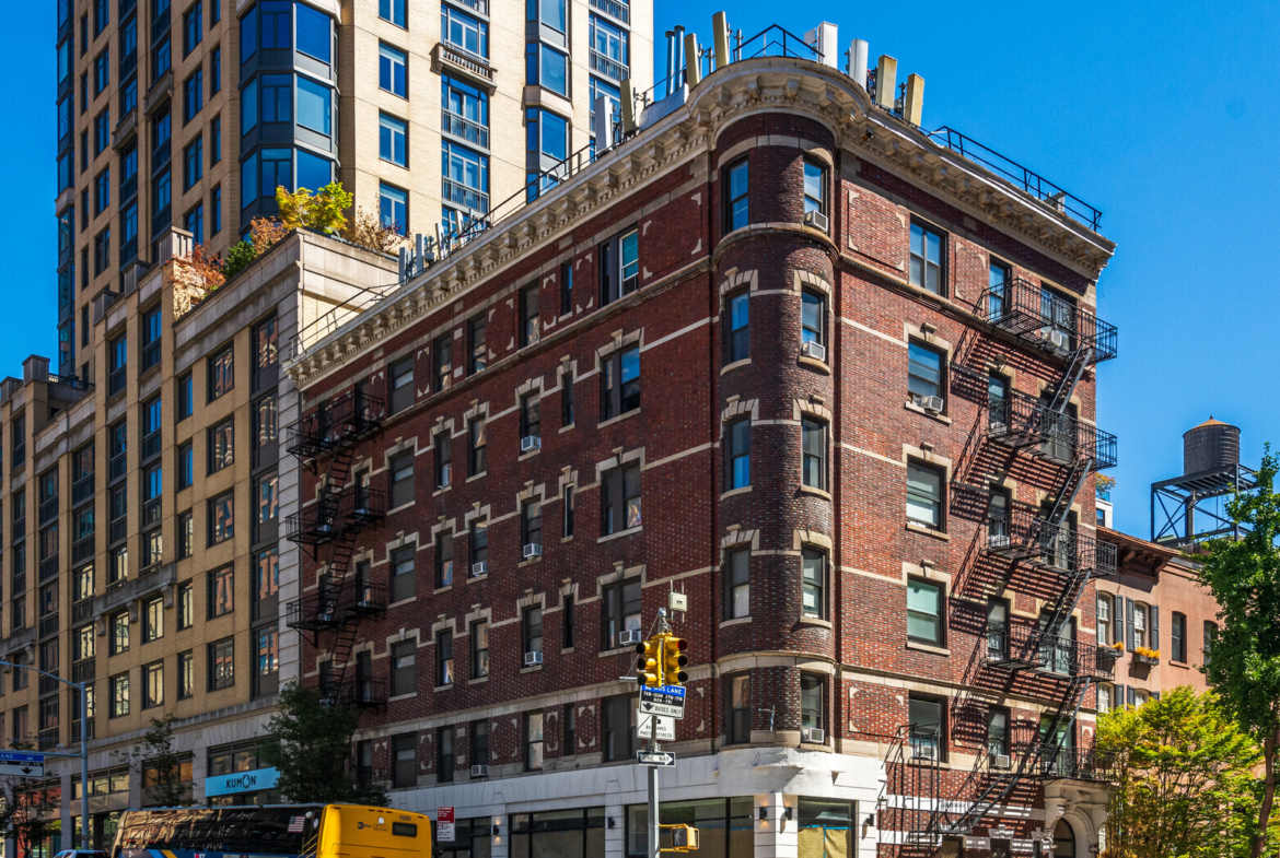 E 50th St, Midtown East, Fully Built-Out Retail/Restaurant Space For Rent 1,250 SF