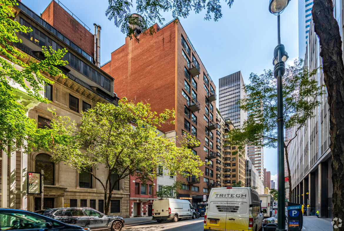 E 54th St, Midtown East, Fully Built-Out Retail/Restaurant Space For Rent 4,450 SF
