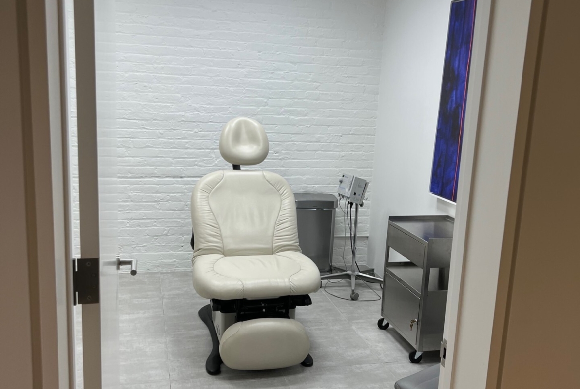 W 20th St, Chelsea, Fully Built-Out Retail/Medical Space For Rent 1,550 SF