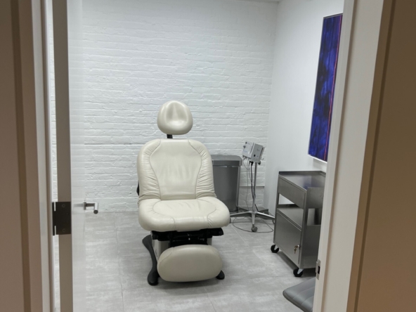 W 20th St, Chelsea, Fully Built-Out Retail/Medical Space For Rent 1,550 SF