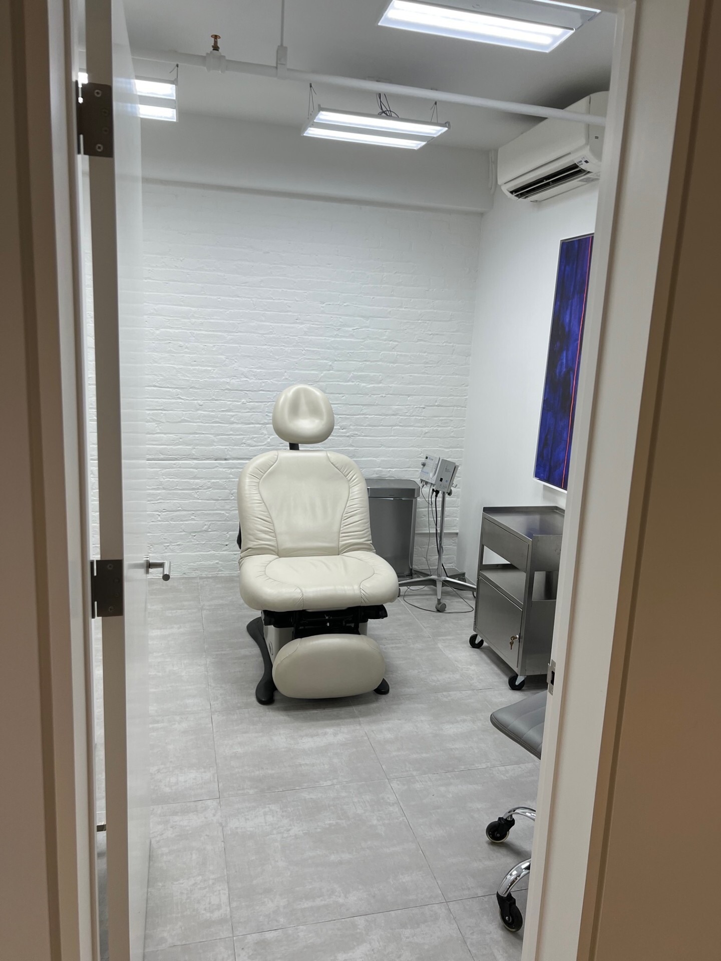 W 20th St, Chelsea, Fully Built-Out Retail/Medical Space For Rent 1,550 SF