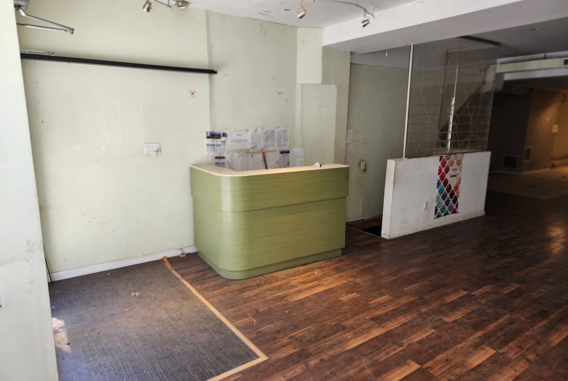 Eighth Ave, Chelsea, Partial Built-Out Retail/Restaurant Space For Lease 900 SF