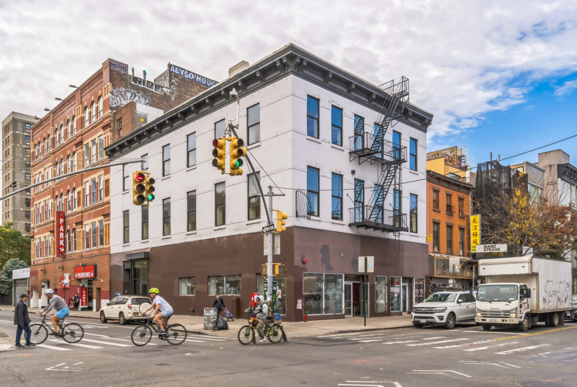 Grand St, Lower East Side, Fully Built-Out Retail Space For Rent 2,500 - 2,600 SF