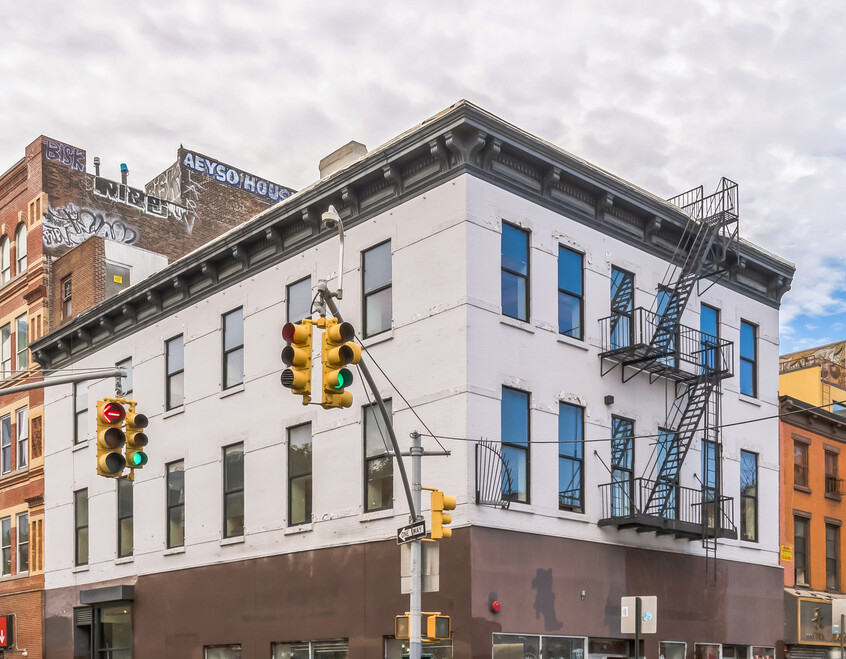Grand St, Lower East Side, Fully Built-Out Retail Space For Rent 2,500 - 2,600 SF