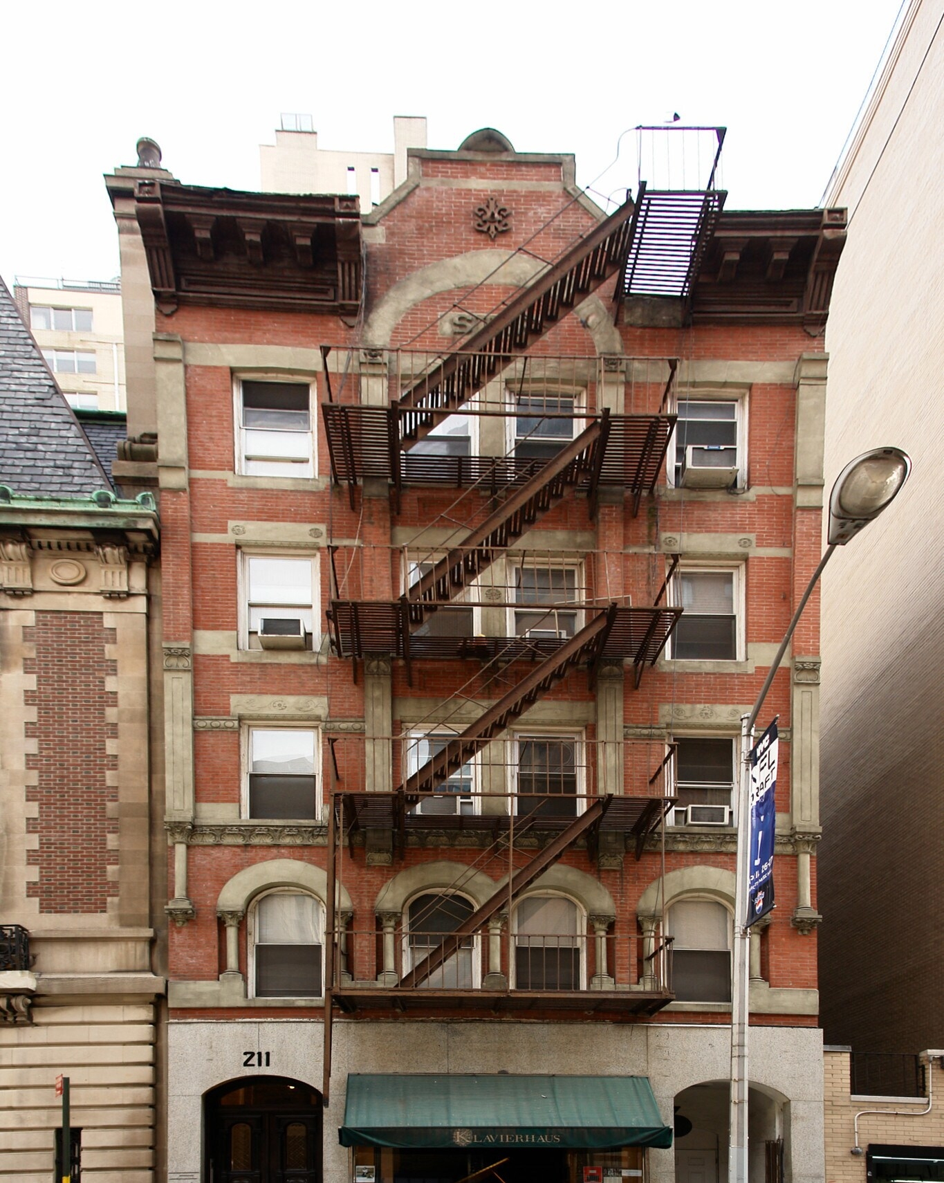 W 58th St, Columbus Circle, Fully Built-Out Retail Space For Lease 1,800 SF