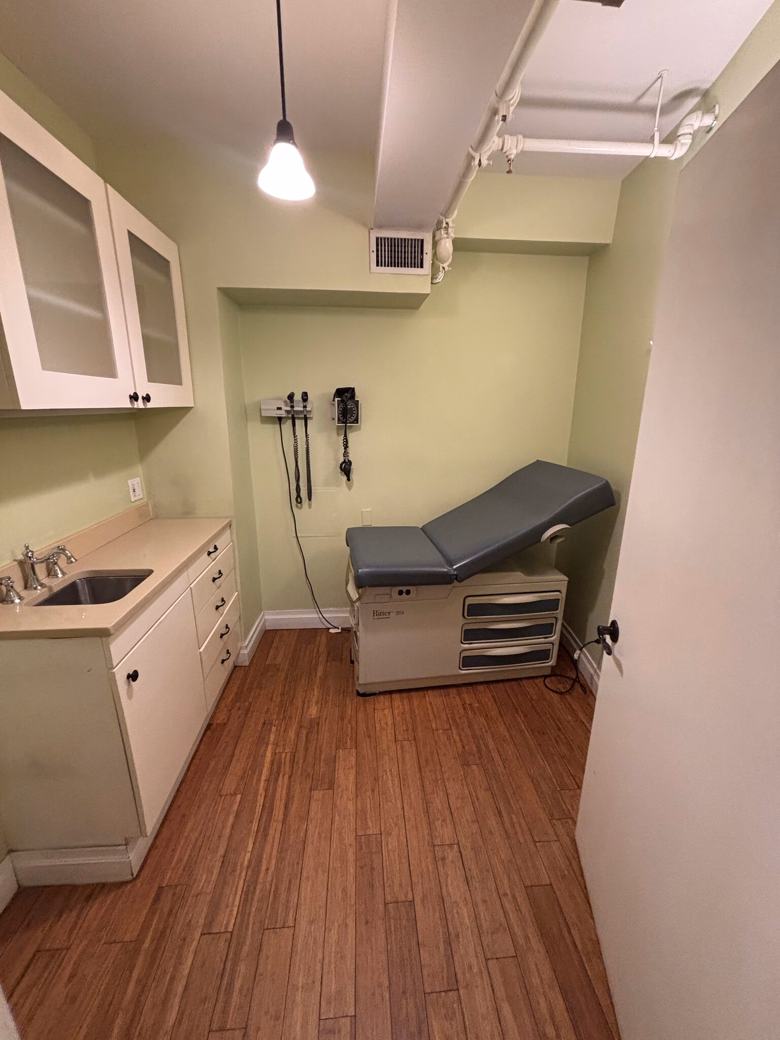 E 56th Street, Plaza District, Medical Office Space For Lease 1,500 - 1,700 SF