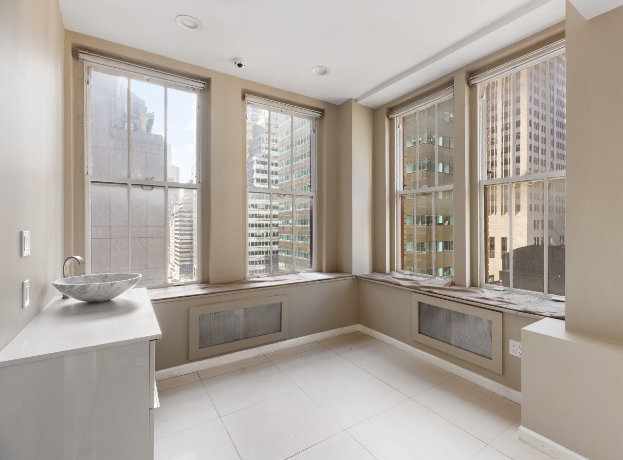 Plaza District, E 57th St, Fully Built-Out Medical Office Space For Rent 2,750 SF