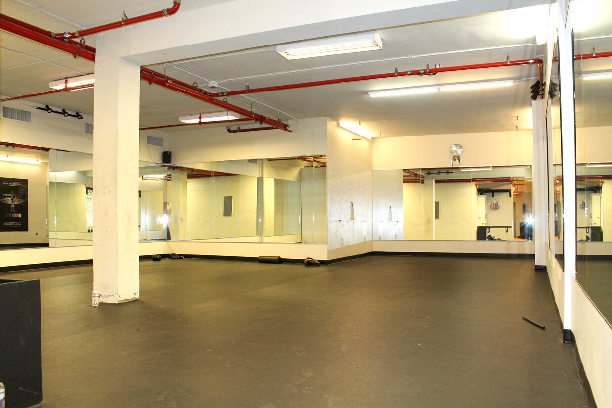 E 49th St, Murray Hill, Retail/Fitness Space For Lease 2,150 SF
