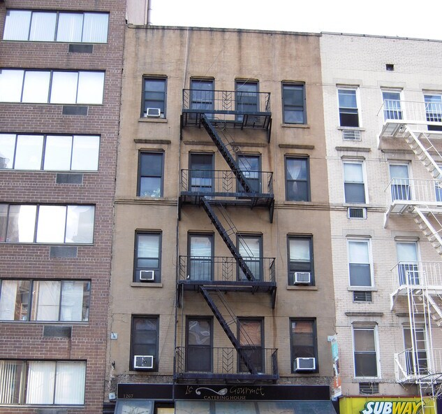 First Ave, Lenox Hill, Retail Space For Lease 1,810 SF