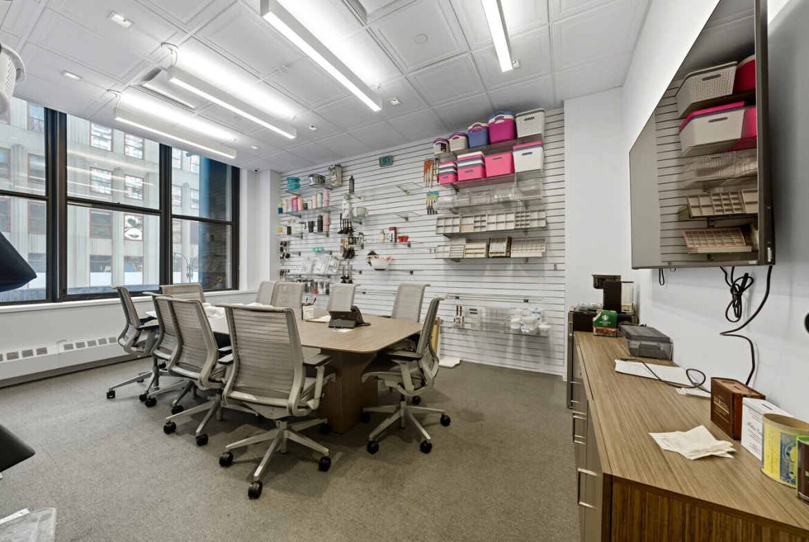W 34th St, Penn Station, Office/Showroom Space For Rent 7,250 SF