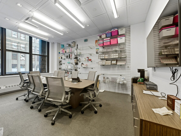 W 34th St, Penn Station, Office/Showroom Space For Rent 7,250 SF